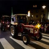 Leuchtende Trecker rollen durch die Stadt.