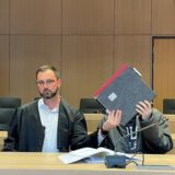 Der Angeklagte (rechts) und sein Verteidiger Rouven Söchtig am 4. Dezember 2024 kurz vor Prozessbeginn am Bochumer Landgericht.
