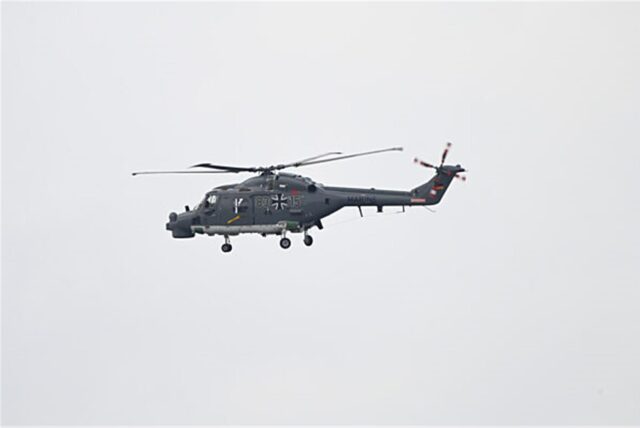 Die Bordhubschrauber des Typs «Sea Lynx» in der Luft.