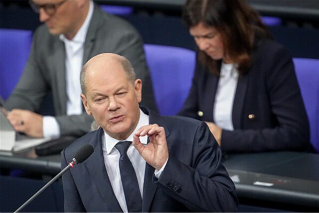 Bundeskanzler Olaf Scholz (SPD), nimmt an der Befragung der Bundesregierung im Plenarsaal im Bundestag teil