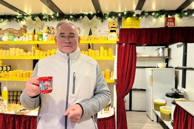 Heinrich Schmidt (64) verkauft warme Honigmilch auf dem Dortmunder Weihnachtsmarkt 2024.