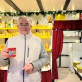 Heinrich Schmidt (64) verkauft warme Honigmilch auf dem Dortmunder Weihnachtsmarkt 2024.
