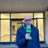 HA-Redakteur Joachim Schmidt steht vor dem Hertener Rathaus mit einem Mikrofon in der Hand.