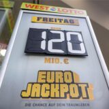 120 Millionen Euro im Eurojackpot steht auf einer Tafel vor einer Lotto-Annahmestelle