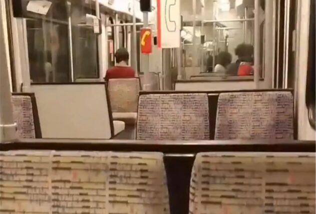 Bildmontage: Rechts, das Innere einer Dortmunder Stadtbahn. Links, eine Hand, die auf einem Smartphone in der App „X“ surft.