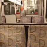 Bildmontage: Rechts, das Innere einer Dortmunder Stadtbahn. Links, eine Hand, die auf einem Smartphone in der App „X“ surft.