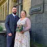 Die Eheleute Christina Kreuzer und Tommy Nowak nach ihrer Trauung vor dem Rathaus in Recklinghausen