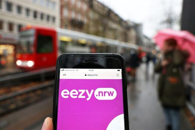 Auf einem Smartphone ist die Startseite von des neuen NRW-Tarifanbieters ür Busse und Bahnen, „eezy.nrw“ zu sehen.