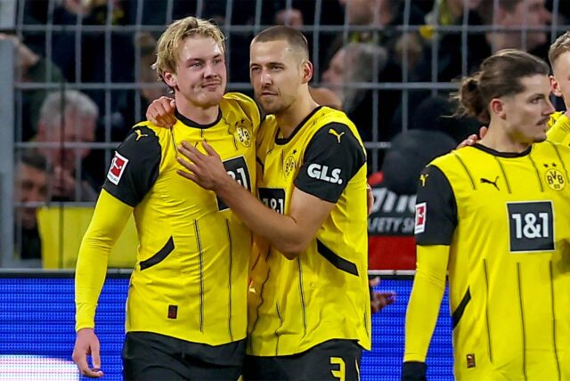 Waldemar Anton jubelt gemeinsam mit Julian Brandt.