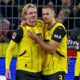 Waldemar Anton jubelt gemeinsam mit Julian Brandt.
