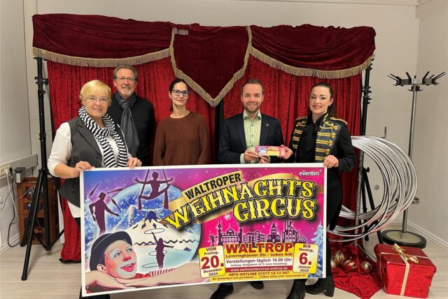(V.r.n.l.): Gabi Heinze und Peter Hirsch vom Waltroper Laden, Melanie Hansen von der Jugendhilfe, Bürgermeister Marcel Mittelbach und Zirkus-Veranstalterin Jannika Frank-Lorenz im Rathaus.