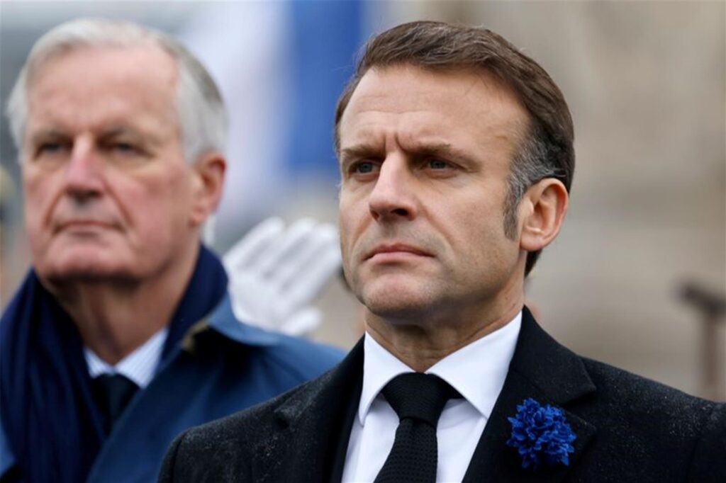 Der französische Präsident Emmanuel Macron (r) und Premierminister Michel Barnier stehen während der Gedenkfeierlichkeiten zum 106. Jahrestag des Waffenstillstands vom 11. November 1918, der den Ersten Weltkrieg beendete, am Arc de Triomphe stramm.