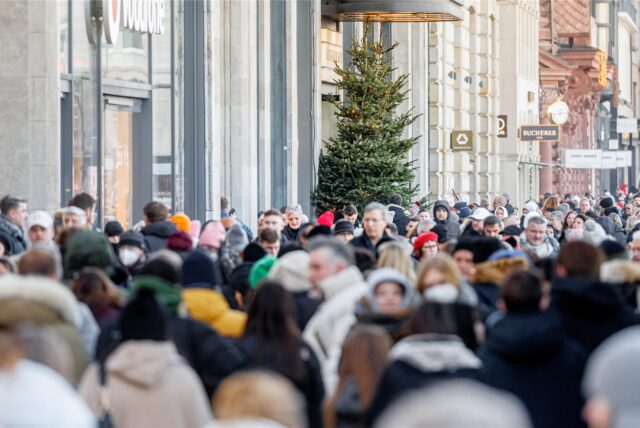 Passanten laufen am verkaufsoffenen Sonntag durch die Innenstadt.