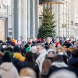 Passanten laufen am verkaufsoffenen Sonntag durch die Innenstadt.