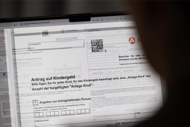 Auf einem Bildschirm wird ein digitaler Antrag auf Kindergeld der Agentur für Arbeit angezeigt.