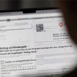 Auf einem Bildschirm wird ein digitaler Antrag auf Kindergeld der Agentur für Arbeit angezeigt.