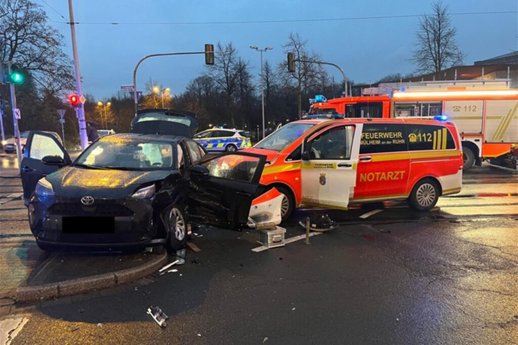 Ein Notarztwagen ist mit einem Pkw auf einer Kreuzung kollidiert. Unfallstelle.