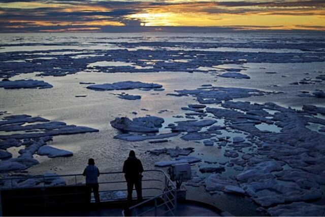 Wissenschaftler schauen in der Victoria Strait von dem finnischen Eisbrecher MSV Nordica herunter, der durch Treibeis im Kanadisch-arktischen Archipel fährt.