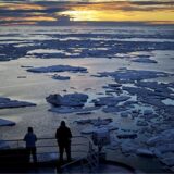 Wissenschaftler schauen in der Victoria Strait von dem finnischen Eisbrecher MSV Nordica herunter, der durch Treibeis im Kanadisch-arktischen Archipel fährt.