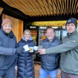 Ehepaar Heike und Klaus Schmitz sowie Birger Schwalvenberg und Kevin Over.