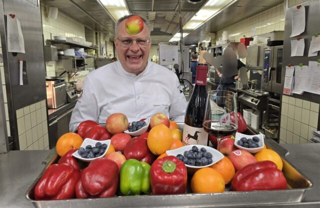 Flavonoide: Koch Günther Overkamp zeigt Obst- und Gemüsesorten, die zuträglich für unsere Gesundheit sein sollen. Dazu gehören Paprika und Äpfel.