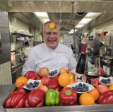 Flavonoide: Koch Günther Overkamp zeigt Obst- und Gemüsesorten, die zuträglich für unsere Gesundheit sein sollen. Dazu gehören Paprika und Äpfel.