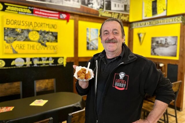 Klaus-Dieter Klinger vom Imbiss  „Lottes Curry“ in der Geburtsstätte des BVB, in der Oesterholzstraße 60 am Borsigplatz in Dortmund