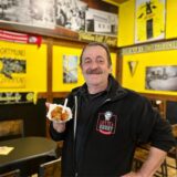 Klaus-Dieter Klinger vom Imbiss  „Lottes Curry“ in der Geburtsstätte des BVB, in der Oesterholzstraße 60 am Borsigplatz in Dortmund