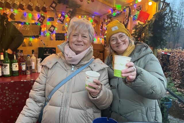 Zwei Frauen mit Bechern in der Hand