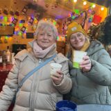 Zwei Frauen mit Bechern in der Hand