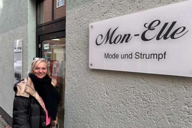 Petra Mielke steht im Eingangsbereich ihrer Boutique in Recklinghausen