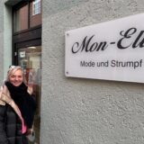 Petra Mielke steht im Eingangsbereich ihrer Boutique in Recklinghausen
