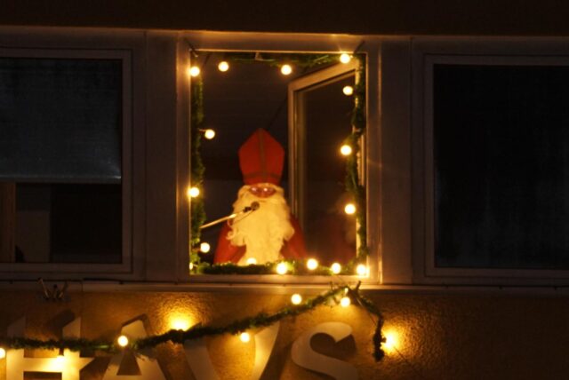 Aus einem Fenster des Rathauses hielt der Nikolaus seine Ansprache.