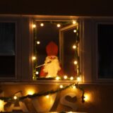 Aus einem Fenster des Rathauses hielt der Nikolaus seine Ansprache.