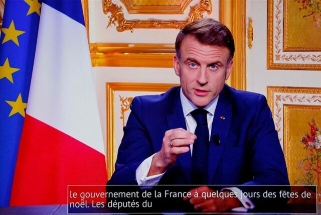 Macron hält ein Statement zu seiner Position als Präsident.
