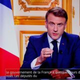 Macron hält ein Statement zu seiner Position als Präsident.