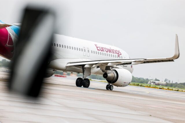 Ein Flugzeug der Fluggesellschaft Lufthansa Eurowings auf dem Vorfeld eines Flughafens