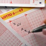 Eine Spielerin füllt einen Lottoschein aus.