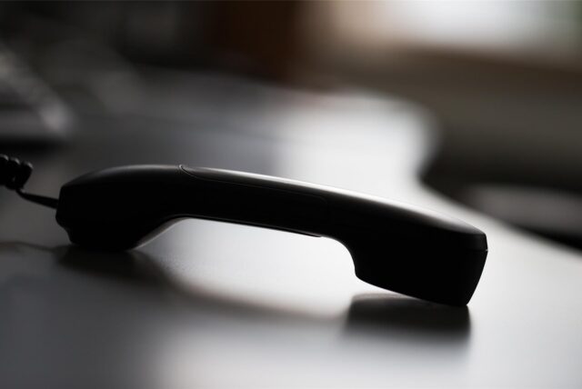 Betrüger setzen immer wieder anfällige Personen unter Druck. Oft geschieht die Kontaktaufnahme über Telefon.