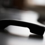 Betrüger setzen immer wieder anfällige Personen unter Druck. Oft geschieht die Kontaktaufnahme über Telefon.