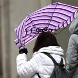 Symbolbild: Frau hält einen Regenschirm.
