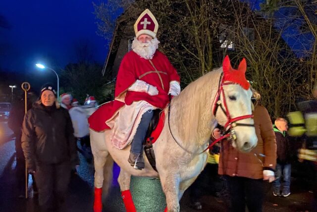 Der Nikolaus reitet auf einem Pferd