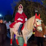 Der Nikolaus reitet auf einem Pferd