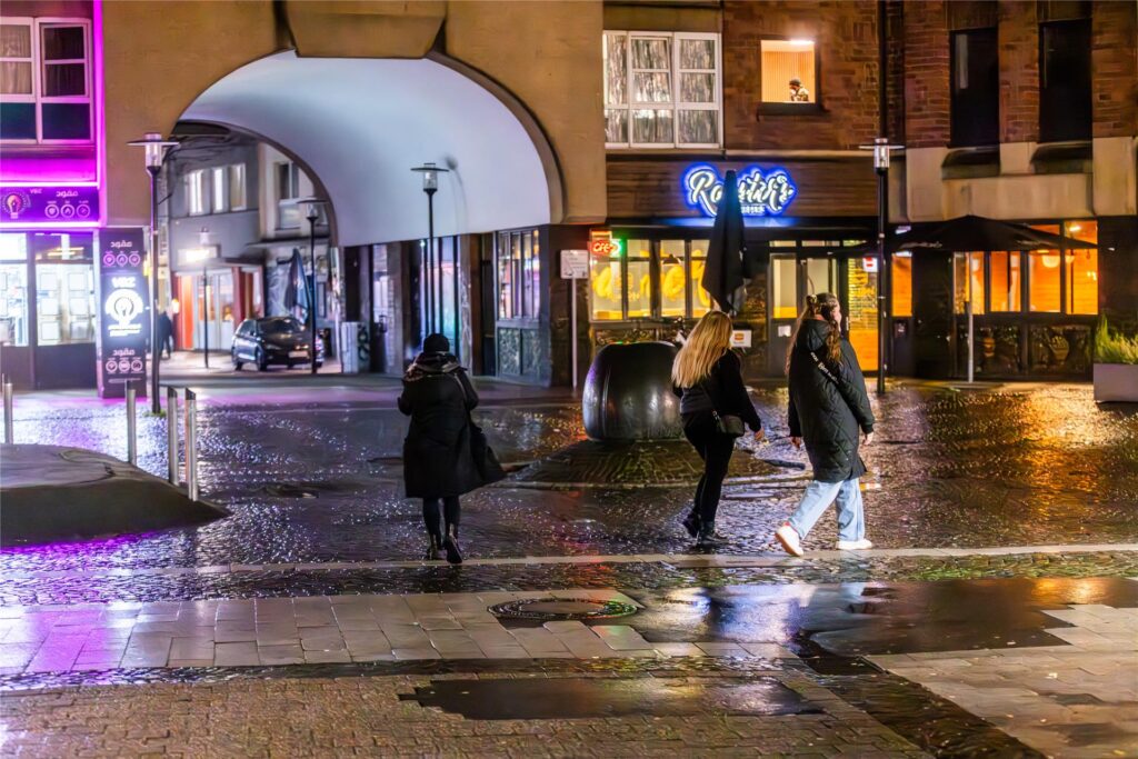 Drei junge Frauen an der Brückstraße in Dortmund.