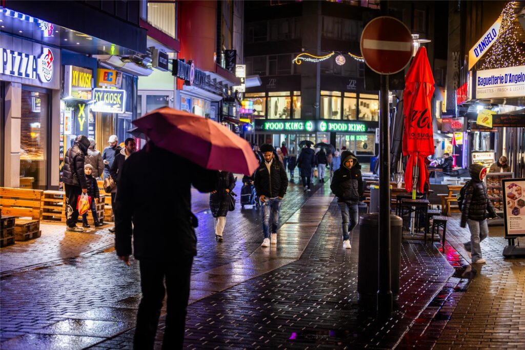 Passanten gehen an der Brückstraße in Dortmund entlang.