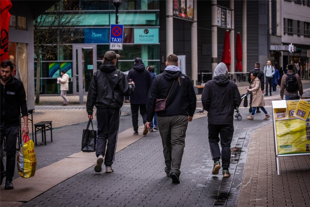 Passanten gehen über die Brückstraße in Dortmund.