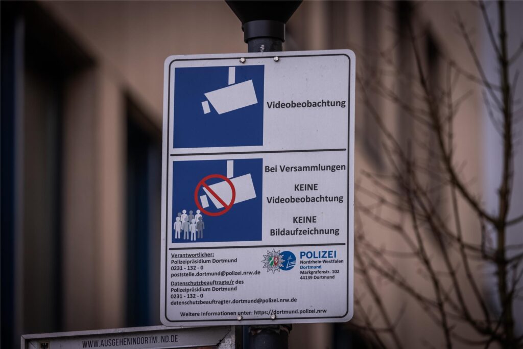 Ein Schild weist auf die Videoüberwachung an der Brückstraße in Dortmund hin