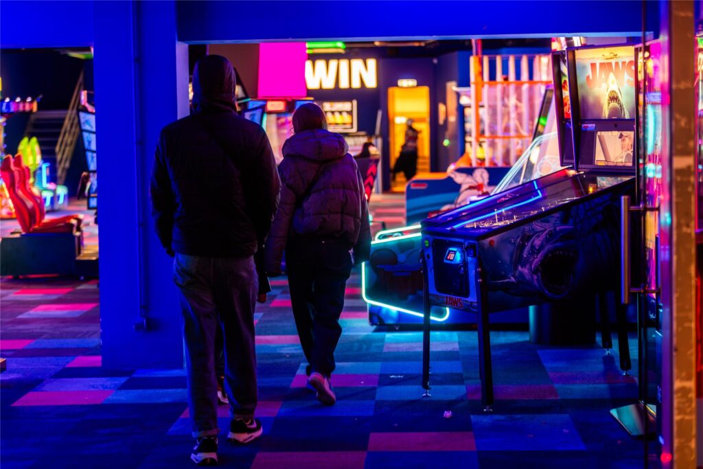 In dieser Spielhalle an der Brückstraße sind in den Abendstunden nicht selten sozialschwache Familien mit ihren minderjährigen Kindern anzutreffen. Das ergaben Stichproben dieser Redaktion.