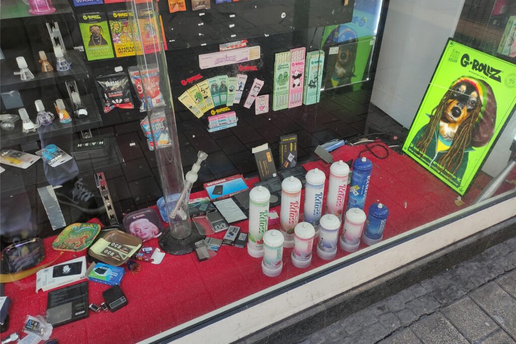 In einem Schaufenster an der Brückstraße in Dortmund stehen Lachgas-Patronen in verschiedenen Größen. 