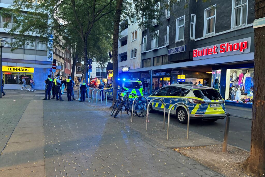Polizisten und Streifenwagen bei einem Einsatz im Brückviertel in Dortmund.